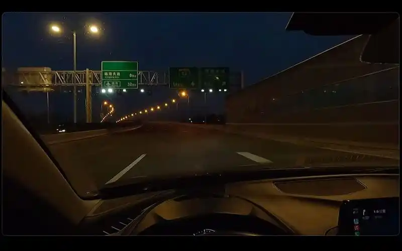 「第一视角开车」节假日高速免费,不堵车!