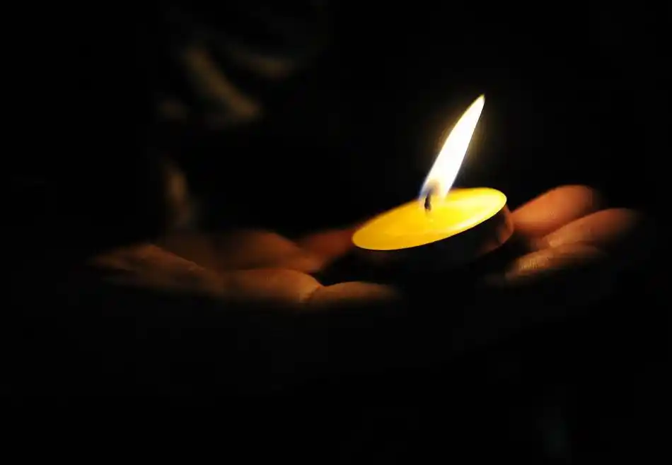 俄民众点燃蜡烛为遇难冰球队员致哀_高清图集_新浪网