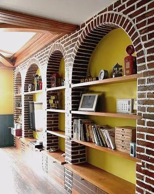 用红砖砌个电视柜开始怕丑完工后效果很漂亮把书柜也砌了