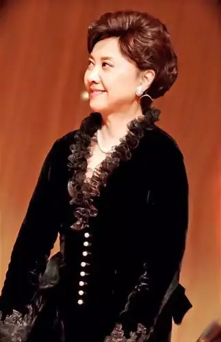 "女儿国国王"朱琳近照,开游艇出海欢快无比,66岁依然生龙活虎