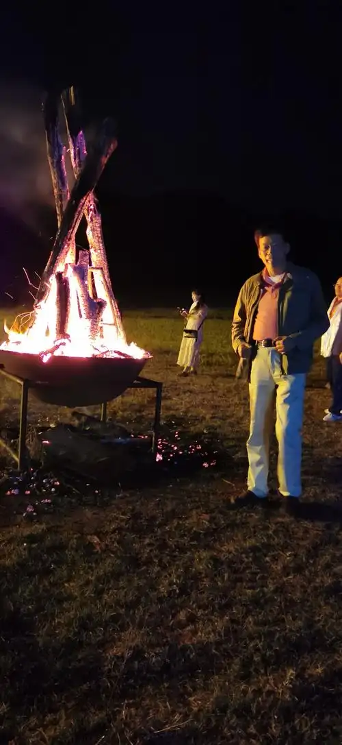 篝火噼啪作响,发出太阳碎裂的声音 关节喀喀有声,上年纪的人也要做出