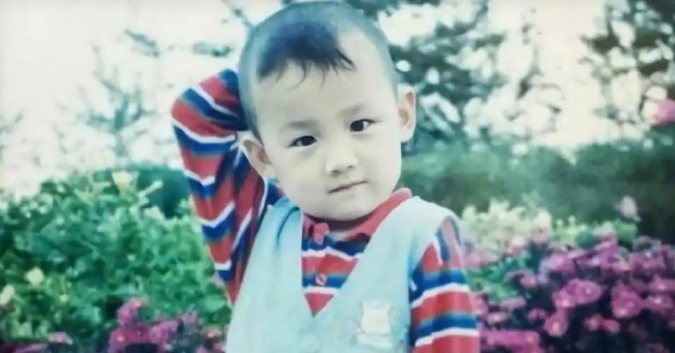 白敬亭童年裙子照曝光引粉丝炸裂讨论邢队不要面子的