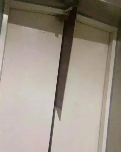 搬运中阻挡电梯关门致损谁该赔偿法院这样判