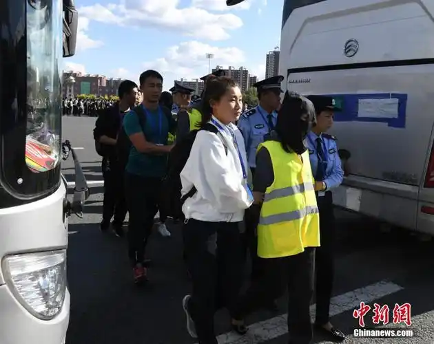 警方用大巴车押解回275名电信诈骗犯罪嫌疑人