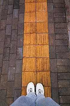 双脚站在盲道上