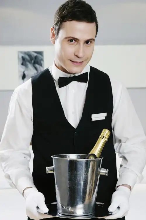 黑色领结马甲款西餐厅服务员制服图片