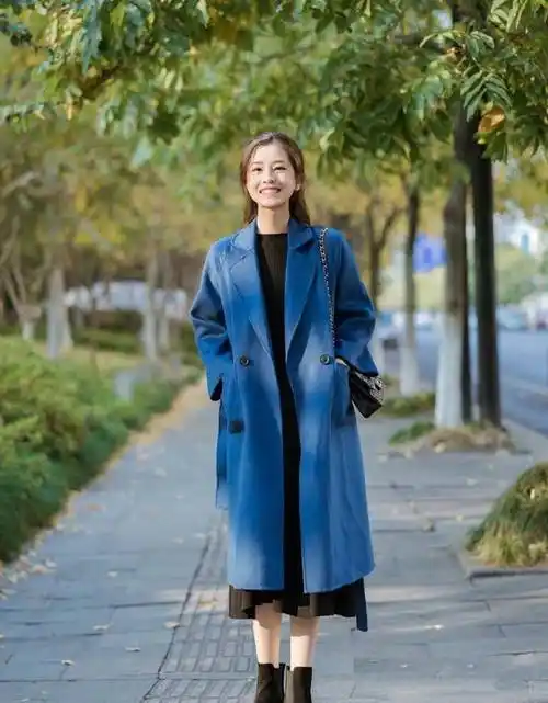 颜色选湖蓝色或者深灰色都是比较大气简约的颜色,不鲜艳却又极其吸睛