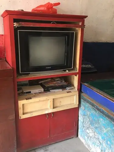 走到电视柜前一看,己不是八十年代的射频接收,而是卫星数字接收!