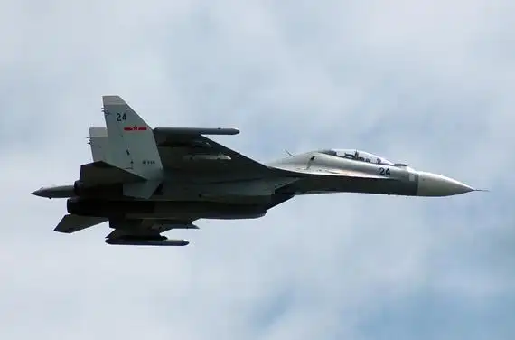 图文:解放军苏-30mkk战斗轰炸机空中飞行