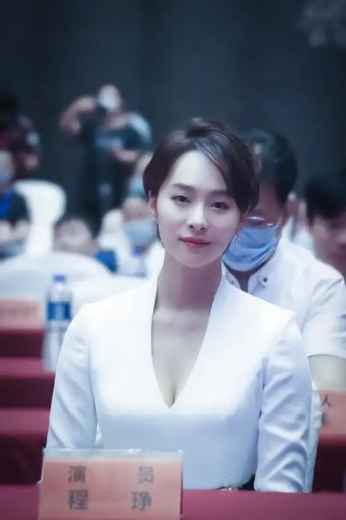 抗疫电影《最美逆行》武汉首映 程琤致敬战役英雄