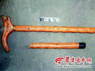 张某打父亲的拐杖已折断■资料图片