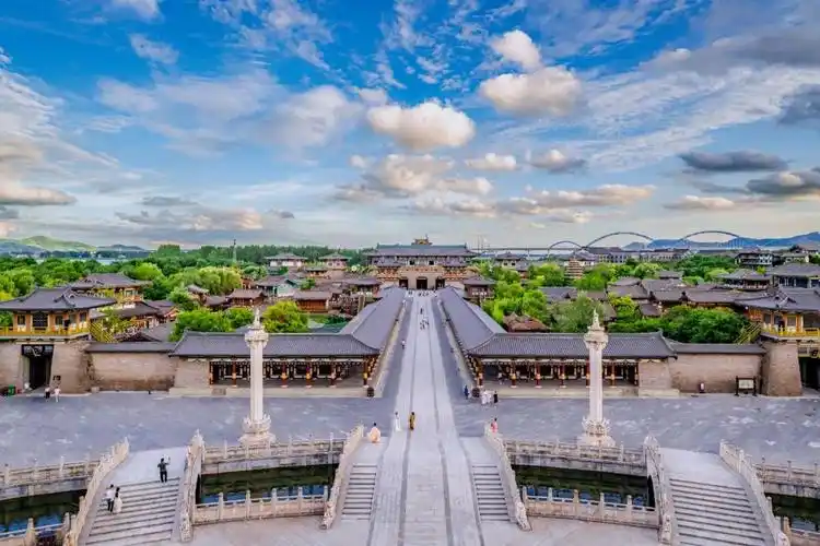 唐城景区是国家4a级旅游景区,是一座集文化旅游,影视拍摄,全景演艺