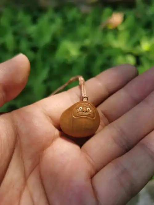做了一件比较满意的黄杨木雕豆达摩小可爱