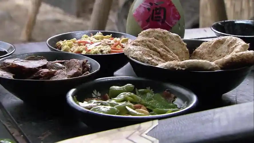 水浒英雄吃饭名场面鲁智深吃蒜泥狗肉杨志吃酱牛肉配烧饼