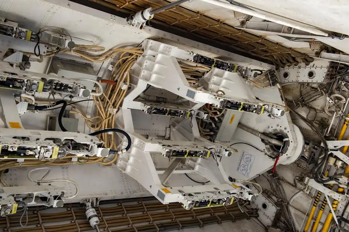 b1b超音速战略轰炸机弹舱细节图