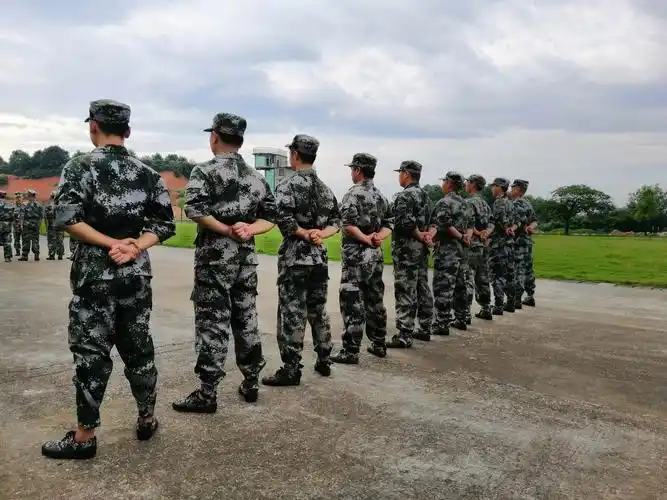 跨立主要用于训练,执勤和舰艇上分区列队等场合