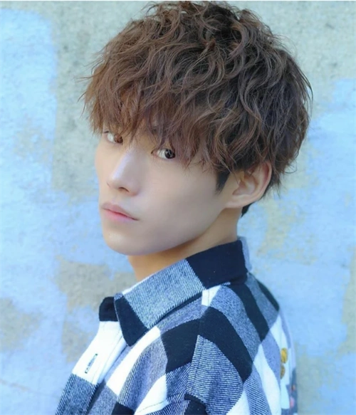 棕色纹理烫发型,减龄显帅气的烫发弧度,小脸男生留最文艺了.