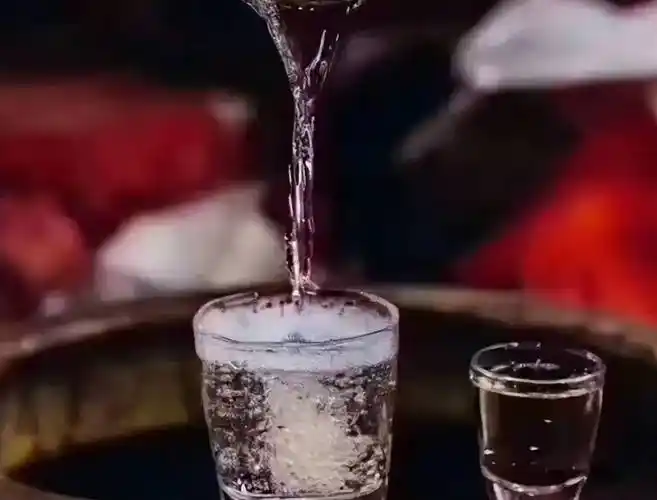 跟朋友喝酒,不管有钱没钱,别把3种白酒拿上桌,丢面子还伤感情_老张