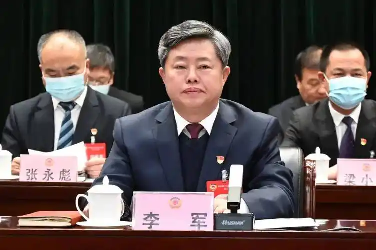 上午8时30分,申建平宣布大会开幕,全体人员起立唱响雄壮的《中华人民