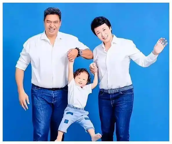 原创冯坤45岁居泰国皮肤似少女丈夫身材强壮儿子酷似妈