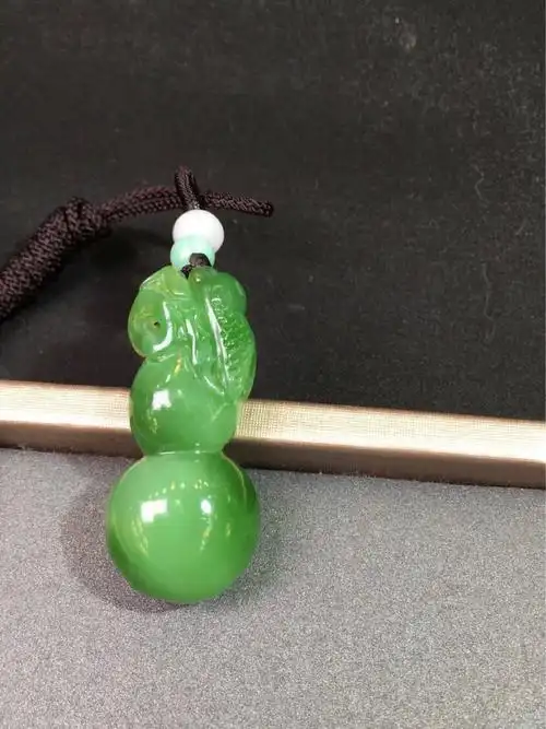 新疆和田玉碧玉"葫芦"吊坠粉绿猫眼寓意福禄双全附权威证书!