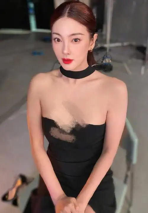 张雨绮才是"人间尤物"!穿抹胸裙秀身材,有料曲线能让前夫后悔