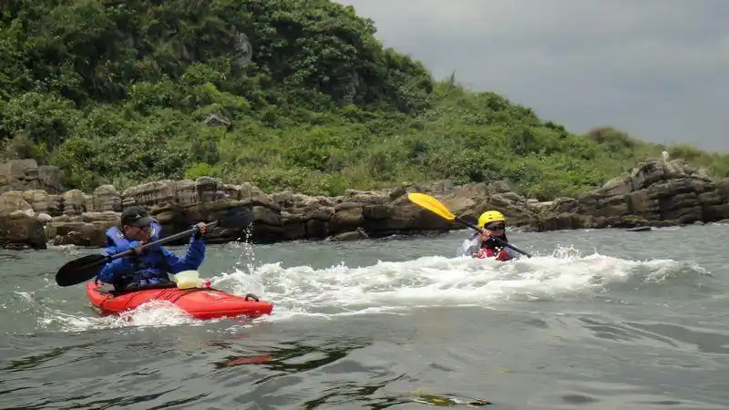 水军奉献台风来袭前的三人海上皮划艇旅程鼎立打造