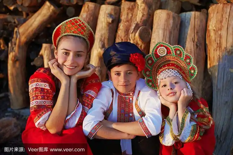 三个穿着俄罗斯民族服装戴着头饰的可爱孩子