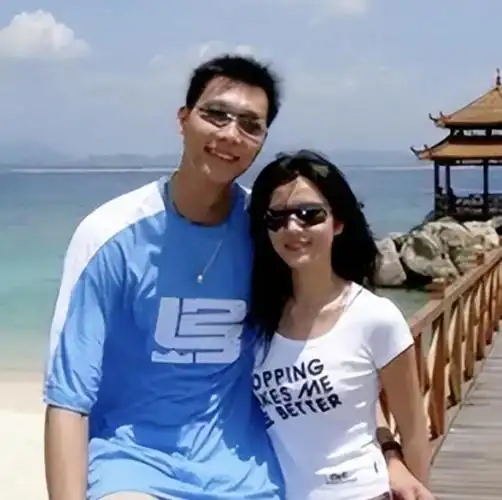 易建联:27岁娶巴西足球宝贝,36岁退役,生两儿子成人生赢家