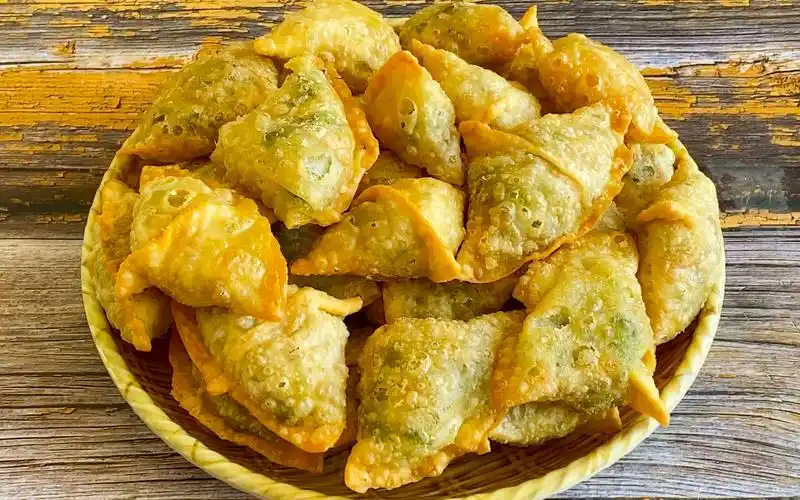 河南美食炸三角金黄酥脆好吃美味咬一口满嘴香值得试一试三丰炸三角