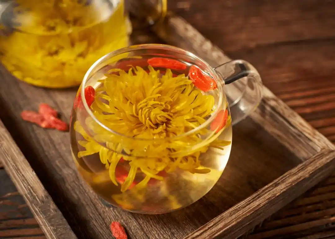 中医认为菊花味甘苦,性微寒,具有疏散风热,平抑肝阳,清肝明目,清热