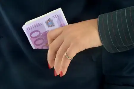 滥用权力口袋里装满钱解决所有的问题照片