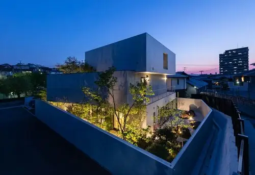 从建筑的边缘可以看到树木,这使其成为一个可以同时具备开放性和隐私