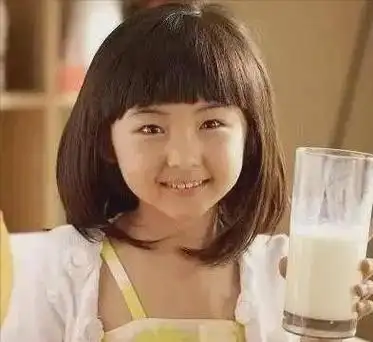 张子枫首次亮相大银幕,是在2009年拍摄的电影《唐山大地震》中.