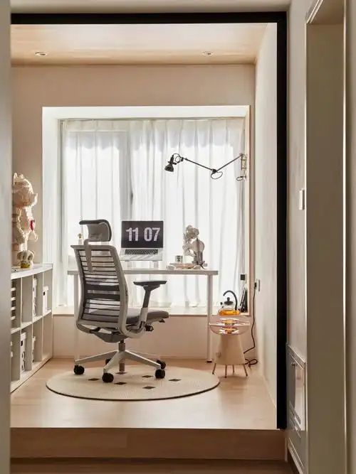 四平米的书房在硬装时没有做过多的固定化设计可以移动的家具给后期