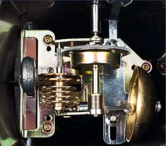 纯金属机芯,塑胶外观节拍器,带发条旋钮,乐曲节拍调节杆,内部使用铜