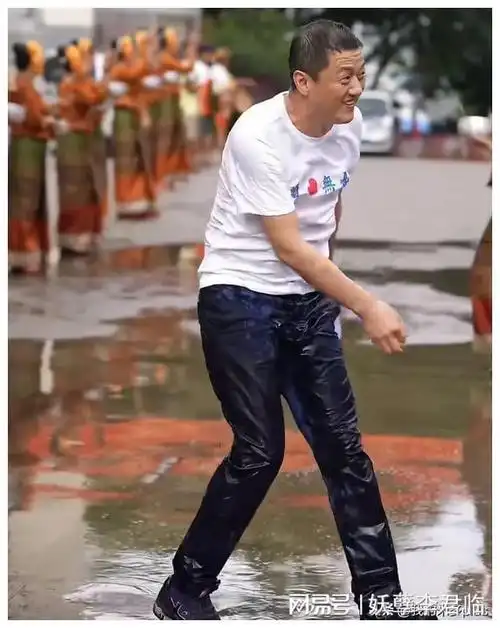 李亚鹏在云南泼水节玩嗨了,街头奔跑形象全无,52岁就开始秃顶
