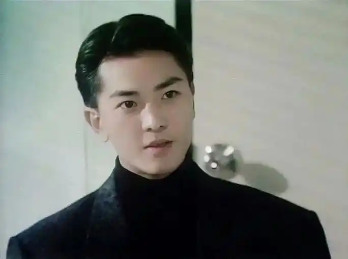 郑伊健罕见短发造型曝光戴眼镜风度翩翩颜值秒杀小鲜肉