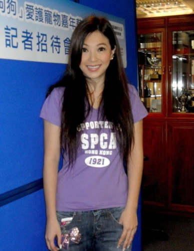 原创48岁前tvb艺人傅明宪晒与名画合照脸蛋抢镜眼大下巴尖比例失调