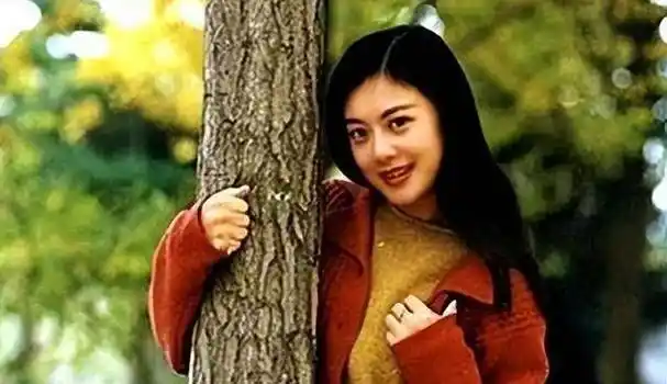 前央视女主持姜丰,嫁英国高管入英籍,49岁离婚后回国创业捞金