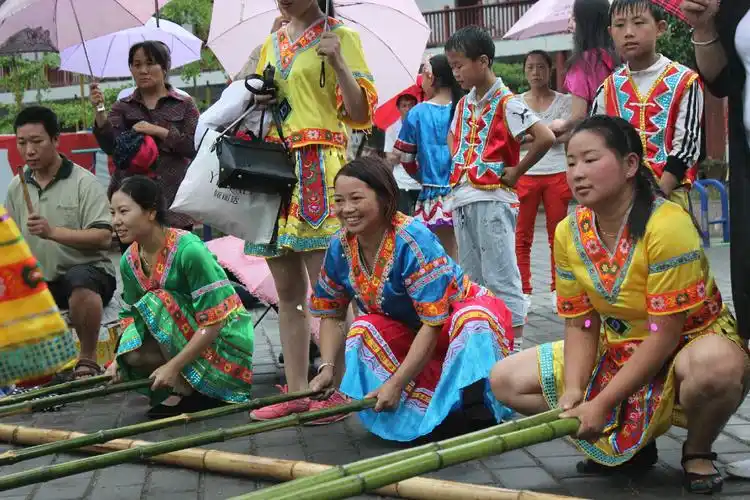 镇巴青水镇 ,中国最北的苗乡,苗民们挑着竹竿舞迎接远方的客人