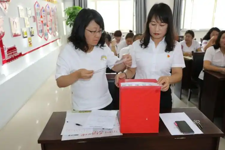 乌拉特后旗民政局党支部召开换届选举党员大会