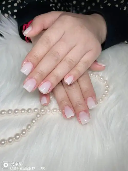 方形短指甲上班族渐变白色奶白色美甲图片