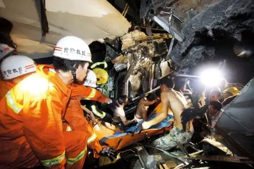 7月23日事故发生当晚,消防人员与附近群众在现场积极施救