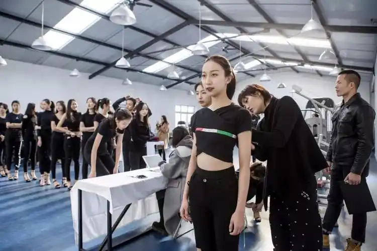 模特培训的模特形体标准及测量方法_模特艺考_哈尔滨新面孔模特学校