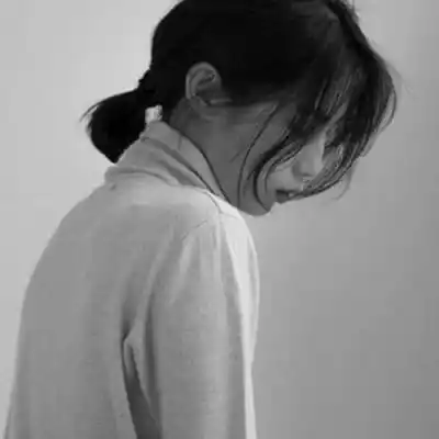 伤感女头侧脸 韩系高清低头伤感头像图 - 女生头像 - 潮人个性网