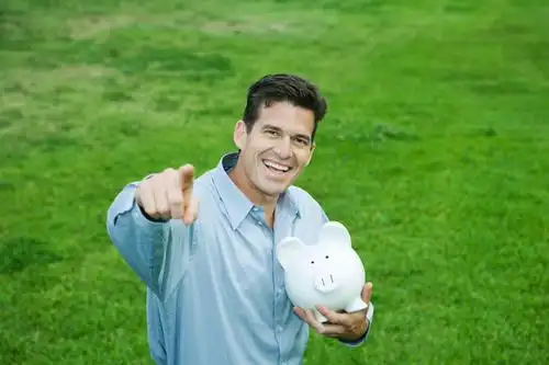 西方人,头发,一个人,站,捧,笑,微笑,露齿笑,横图,俯视,室外,白天,衬衫