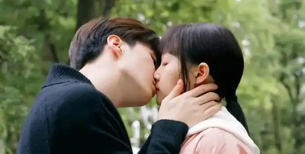 《曾少年》关晓彤和范丞丞cp感十足,吻戏引起网友热烈追捧和热议