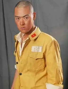 张桐曾在《欢天喜地七仙女》里演过外表冷漠,与橙儿不打不相识的黑鹰.