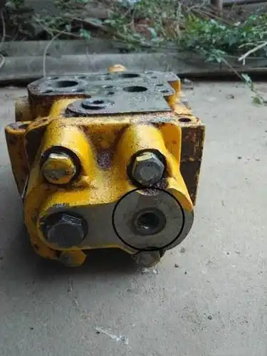 通过转向杆带动转向阀芯上下滑动而打开或关闭阀门,此时,需克服安装在